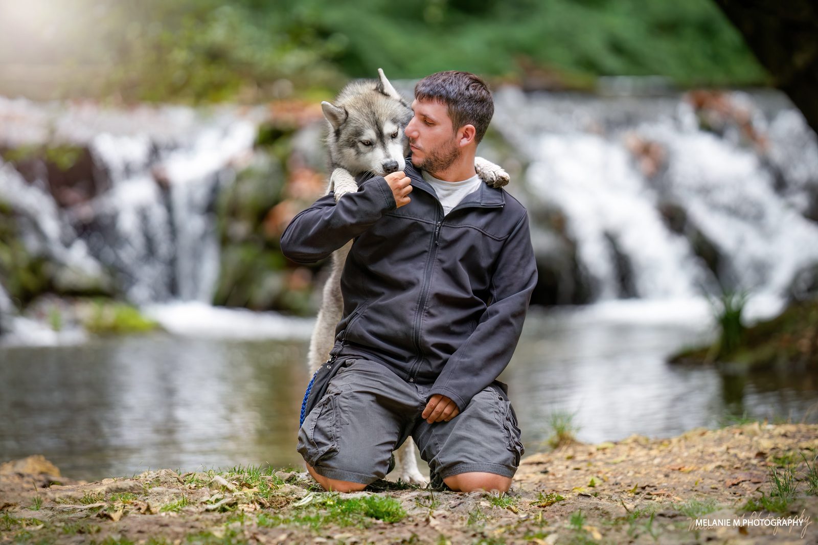 Kévin, éducateur canin et comportementaliste de Lien KaNin à Uchaud dans le Gard, en pleine complicité avec son chien Husky