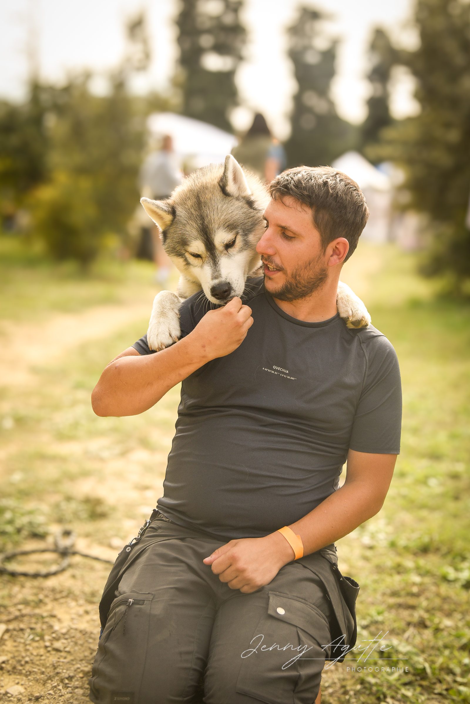 Kévin, éducateur et comportementaliste canin de Lien KaNin à Nîmes, avec son chien Husky en plein air dans le Gard